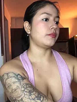 Snapshot of EmmaRossem chatting on December 4, 2025, 7:33 pm EmmaRossem online show from December 4, 2025, 7:33 pm