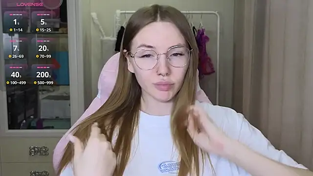 littlevildevil online show from March 19, 2025, 11:06 am