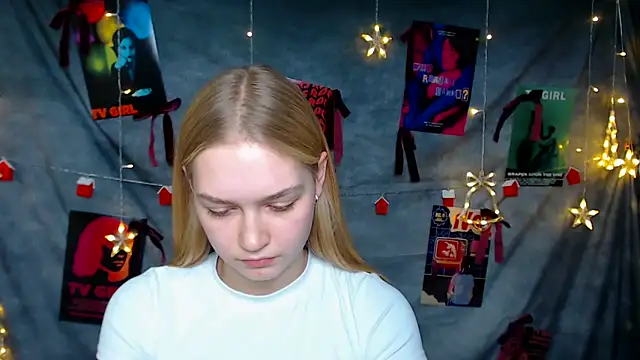 MademoiselleCl online show from December 17, 2025, 1:28 pm