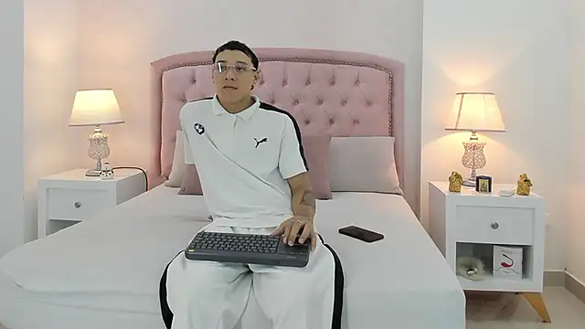 Snapshot of Buda_and_Cataleya_ chatting on December 18, 2024, 6:14 pm Buda and Cataleya online show from December 18, 2024, 6:14 pm