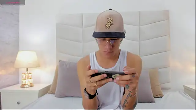 Snapshot of Buda_and_Cataleya_ chatting on March 22, 2025, 2:03 pm Buda and Cataleya online show from March 22, 2025, 2:03 pm