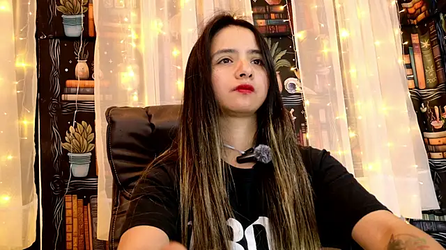 Snapshot of julietta___jackson chatting on May 27, 2026, 1:57 am julietta jackson online show from May 27, 2026, 1:57 am