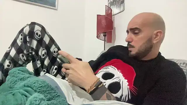 alessandromori91 online show from December 14, 2025, 7:40 pm