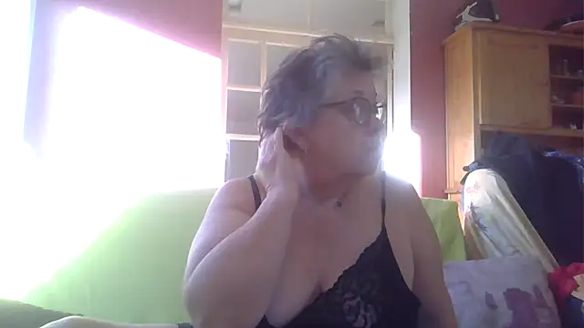 Snapshot of Vandeae44 chatting on December 2, 2025, 9:36 am Vandeae44 online show from December 2, 2025, 9:36 am