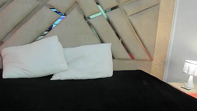 sophie pariss online show from April 1, 2026, 3:07 am