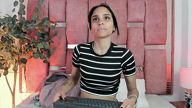 sophie pariss online show from July 10, 2026, 2:27 am