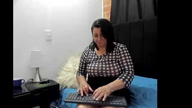 Evaaross 2345 online show from January 22, 2025, 11:21 pm