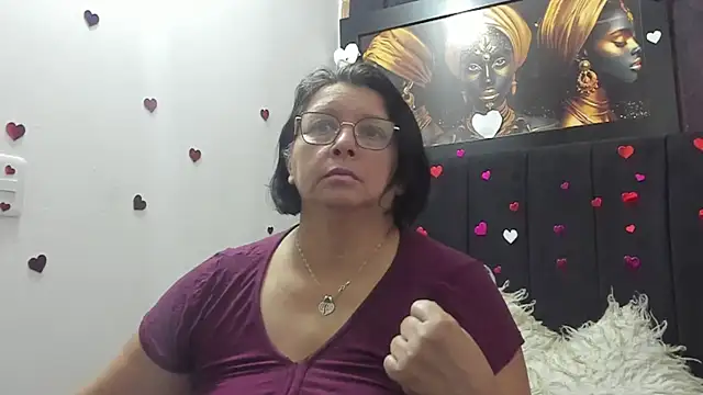 Snapshot of Evaaross_2345 chatting on April 20, 2026, 1:47 pm Evaaross 2345 online show from April 20, 2026, 1:47 pm