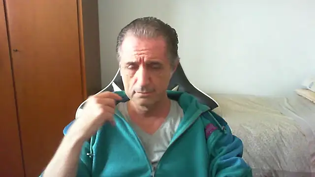Snapshot of lliuk70mi chatting on April 29, 2026, 1:04 pm lliuk70mi online show from April 29, 2026, 1:04 pm