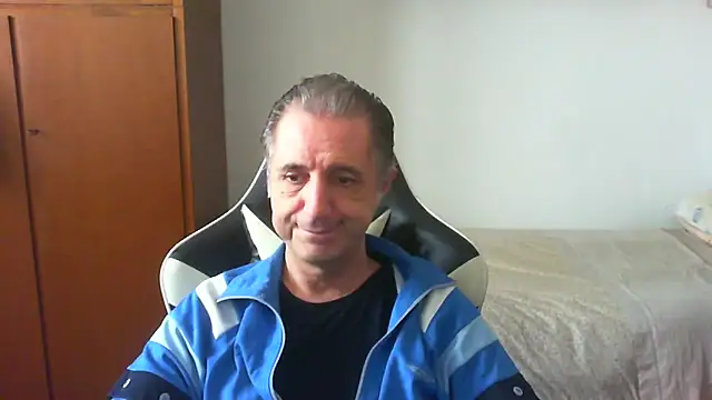 Snapshot of lliuk70mi chatting on May 3, 2026, 1:06 pm lliuk70mi online show from May 3, 2026, 1:06 pm
