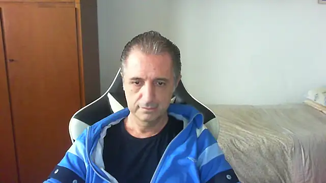 Snapshot of lliuk70mi chatting on May 5, 2026, 12:24 pm lliuk70mi online show from May 5, 2026, 12:24 pm
