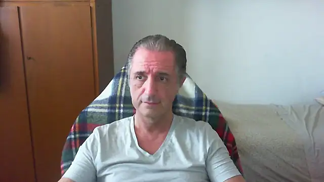 Snapshot of lliuk70mi chatting on May 12, 2026, 12:35 pm lliuk70mi online show from May 12, 2026, 12:35 pm