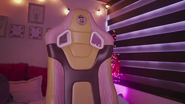 Snapshot of milly_kenner chatting on December 14, 2025, 2:55 pm milly kenner online show from December 14, 2025, 2:55 pm