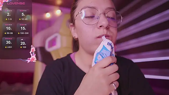 Snapshot of milly_kenner chatting on December 15, 2025, 6:34 pm milly kenner online show from December 15, 2025, 6:34 pm