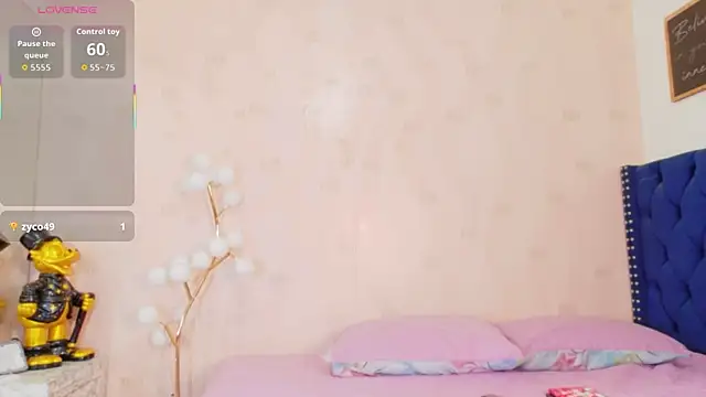 Snapshot of littleebonymommy chatting on May 4, 2026, 7:10 pm littleebonymommy online show from May 4, 2026, 7:10 pm