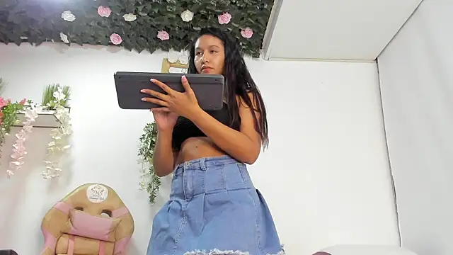 cute mia23 online show from December 3, 2024, 9:33 am