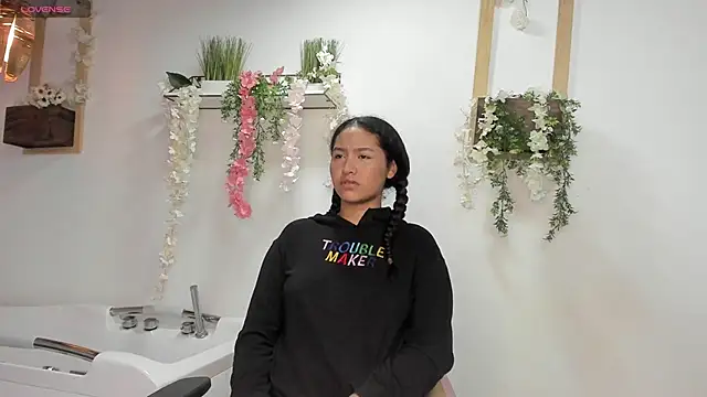 cute mia23 online show from January 6, 2025, 1:08 pm