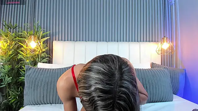 LinaGlam online show from November 12, 2025, 5:13 pm