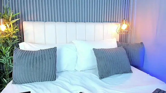 LinaGlam online show from November 18, 2025, 5:06 pm