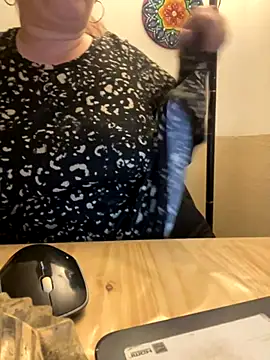 Snapshot of Popinasq chatting on October 12, 2025, 6:34 am Popinasq online show from October 12, 2025, 6:34 am