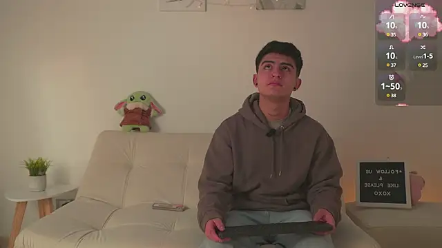 Snapshot of tommy_and_sophie chatting on January 22, 2025, 5:05 am tommy and sophie online show from January 22, 2025, 5:05 am