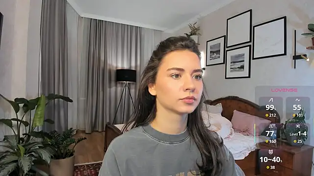 NicoleLuv online show from December 4, 2025, 2:48 pm