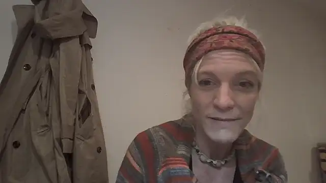 Snapshot of AddieAssets chatting on December 6, 2024, 3:19 am AddieAssets online show from December 6, 2024, 3:19 am