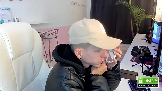 Snapshot of smallgiant27 chatting on October 8, 2025, 1:14 am smallgiant27 online show from October 8, 2025, 1:14 am