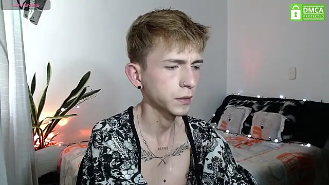 Snapshot of smallgiant27 chatting on November 19, 2025, 8:42 pm smallgiant27 online show from November 19, 2025, 8:42 pm