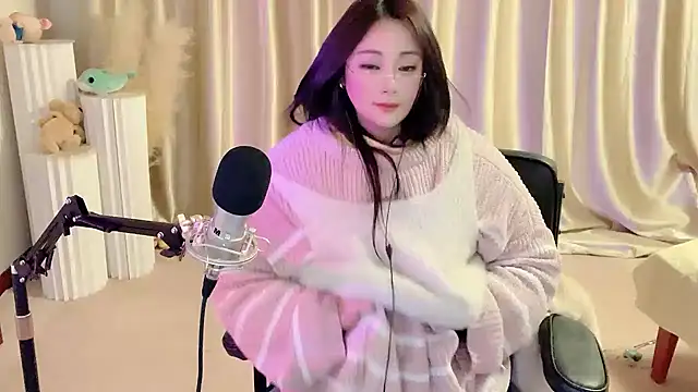 Daisy-77 online show from March 10, 2025, 9:18 pm