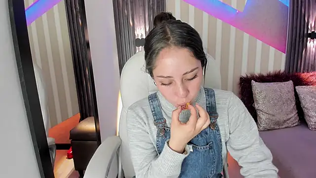 Snapshot of emily_layton chatting on September 23, 2025, 2:31 pm emily layton online show from September 23, 2025, 2:31 pm