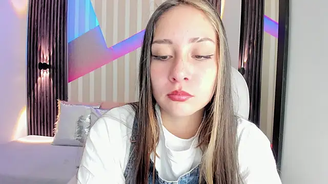 Snapshot of emily_layton chatting on October 22, 2025, 2:39 pm emily layton online show from October 22, 2025, 2:39 pm