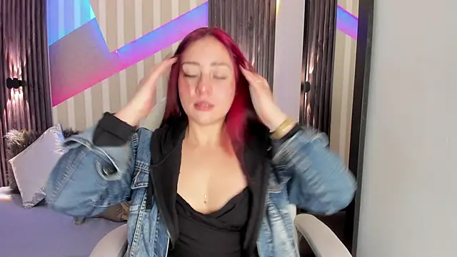 Snapshot of emily_layton chatting on November 12, 2025, 2:39 pm emily layton online show from November 12, 2025, 2:39 pm