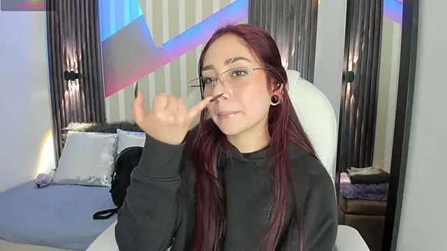 Snapshot of emily_layton chatting on November 29, 2025, 4:10 pm emily layton online show from November 29, 2025, 4:10 pm