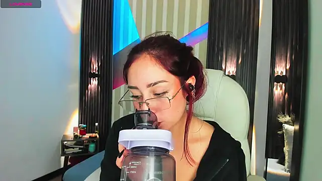 Snapshot of emily_layton chatting on December 2, 2025, 2:45 pm emily layton online show from December 2, 2025, 2:45 pm