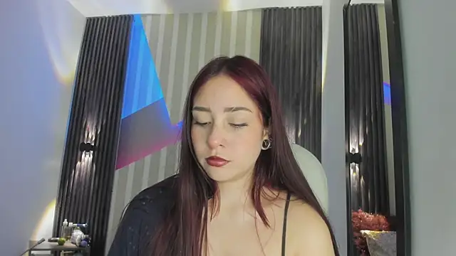 Snapshot of emily_layton chatting on December 15, 2025, 2:43 pm emily layton online show from December 15, 2025, 2:43 pm