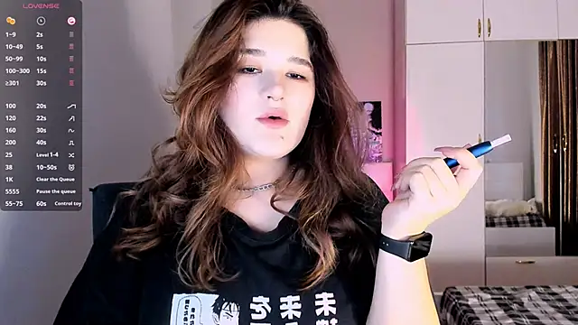 Snapshot of July_Slowdive chatting on February 4, 2025, 1:48 pm July Slowdive online show from February 4, 2025, 1:48 pm