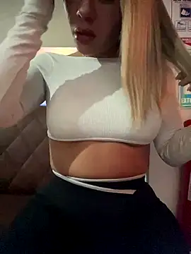 Snapshot of doll_celeste20 chatting on November 18, 2025, 2:39 am doll celeste20 online show from November 18, 2025, 2:39 am