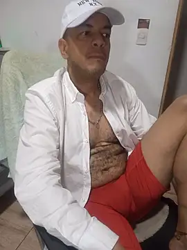 latinmartin73 online show from February 4, 2026, 11:09 pm