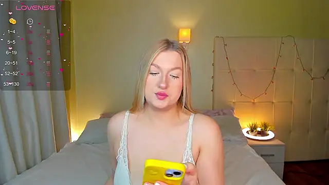 Snapshot of Emma__Leee chatting on December 7, 2024, 1:03 am Emma Leee online show from December 7, 2024, 1:03 am