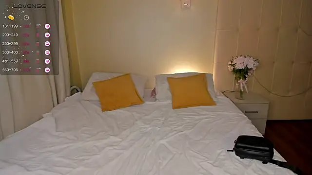 Snapshot of Emma__Leee chatting on February 7, 2025, 1:04 am Emma Leee online show from February 7, 2025, 1:04 am