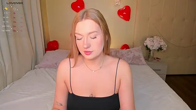 Snapshot of Emma__Leee chatting on February 18, 2025, 12:59 am Emma Leee online show from February 18, 2025, 12:59 am