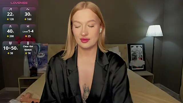 Snapshot of Emma__Leee chatting on October 5, 2025, 1:04 am Emma Leee online show from October 5, 2025, 1:04 am