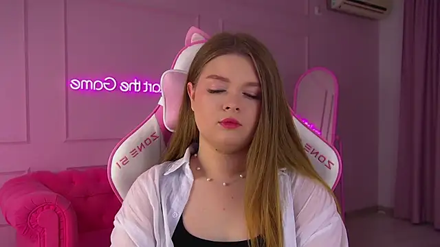 CrystalLyons online show from November 30, 2025, 6:17 am