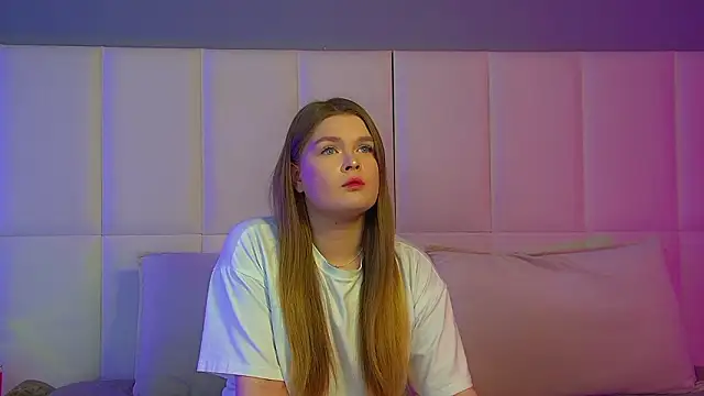 CrystalLyons online show from March 17, 2026, 6:33 pm