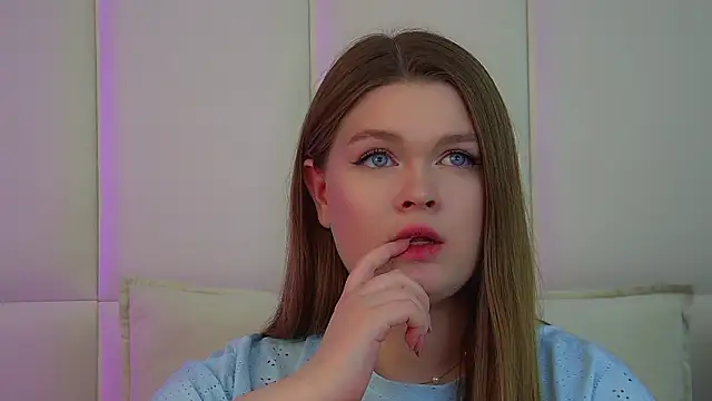 CrystalLyons online show from March 25, 2026, 6:19 am