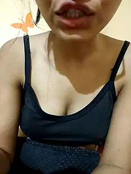 Snapshot of Sanaya_7 chatting on December 6, 2024, 1:44 pm Sanaya 7 online show from December 6, 2024, 1:44 pm