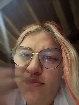 Snapshot of SophiaWeestt99 chatting on October 22, 2025, 2:12 am SophiaWeestt99 online show from October 22, 2025, 2:12 am