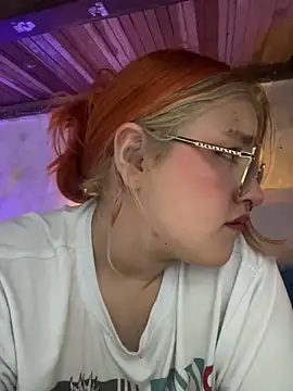 Snapshot of SophiaWeestt99 chatting on October 24, 2025, 2:41 am SophiaWeestt99 online show from October 24, 2025, 2:41 am