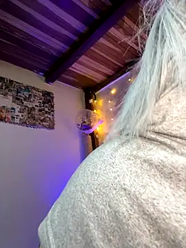 Snapshot of SophiaWeestt99 chatting on November 9, 2025, 2:32 am SophiaWeestt99 online show from November 9, 2025, 2:32 am